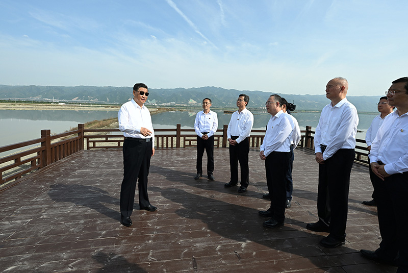 5月16日下昼，，，，，中共中央总书记、国家主席、中央军委主席习近平在前往陕西西安主持中国－中亚峰会途中，，，，，在山西运城盐湖考察。。。。。。。。