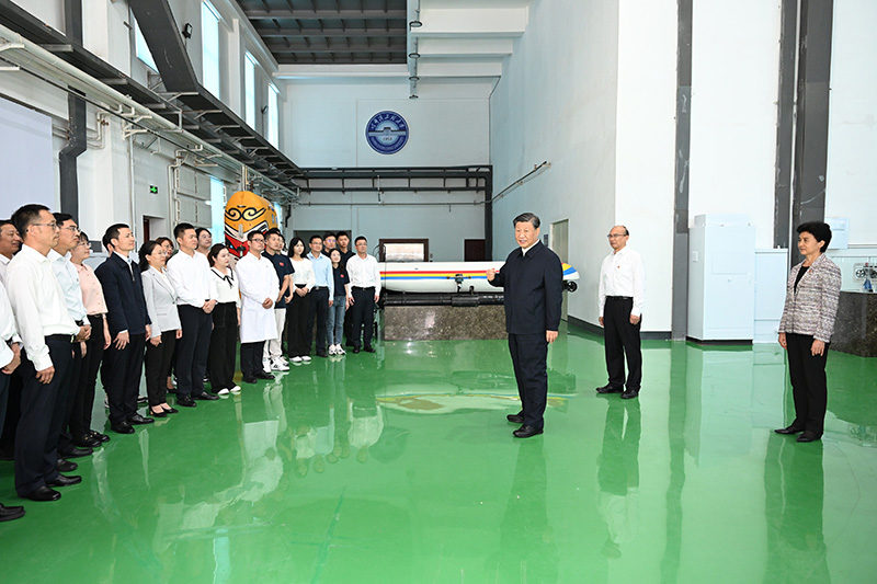 9月6日至8日，，，，，，中共中央总书记、国家主席、中央军委主席习近平在黑龙江考察。。。。这是7日上午，，，，，，习近平在哈尔滨工程大学考察时，，，，，，同师生代表亲热交流。。。。