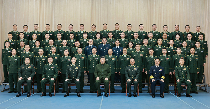 11月29日，，，，，，中共中央总书记、国家主席、中央军委主席习近平到武警海警总队东海海区指挥部视察。。。。。。这是习近平亲热接见东海海区指挥部有关同志，，，，，，同各人合影留念。。。。。。